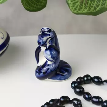Сувенир "Змея с яблоком", гжель, 5.5х4 см