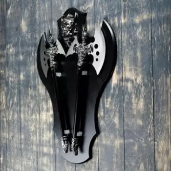 Панно на стену «Макет оружия: сувенирные топоры на планшете с демоном», декор настенный, 4557 см