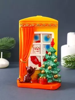 Свеча фигурная "Дед Мороз стучится в дом" 6,5х9х14,5 см