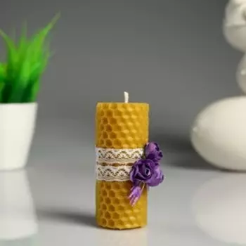 Свеча из вощины "Классика" с розой фиолетового цвета, медовая, 4×8 см