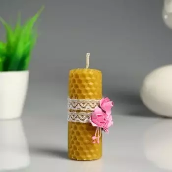 Свеча из вощины "Классика" с розой розового цвета, медовая, 4×8 см
