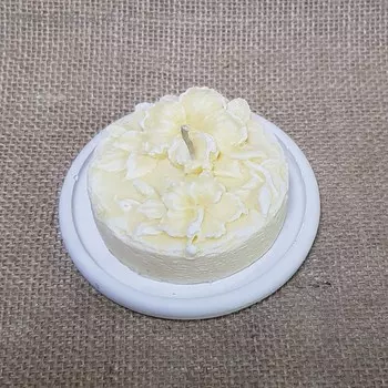 Свеча "Лилии" на подставке сливочная 9,5х4