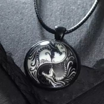 Светящийся амулет "Драконы Инь-Ян" на шнурке, цвет чёрный