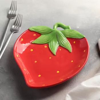 Тарелка «Клубничка», 23,5×20×4 см, цвет красный