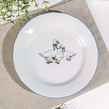 Тарелка фарфоровая «Гуси», d=20 см, белая