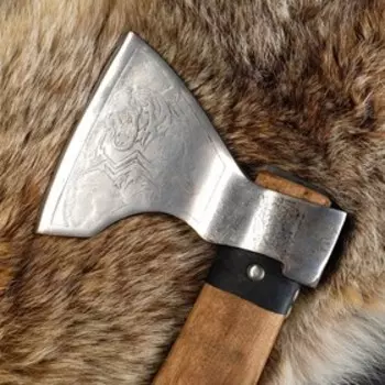 Топор кованый "Дровосек" с рисунком, кож.встравка, ст 45