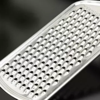 Тёрка для сыра Доляна «Помощник», 24 см, с ручкой, серебристая, чёрная