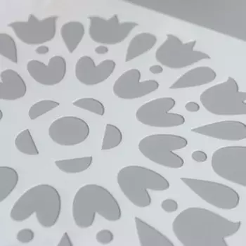 Трафарет пластик "Цветок из тюльпанов" 13х13 см