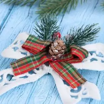 Украшение ёлочное "Бант с шишкой, ягодами и лентой в клетку" 11х11 см, белый