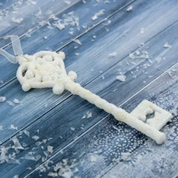 Ёлочная игрушка «Зимнее волшебство. Белый ключик» пластик, 154.5 см, белый, МИКС