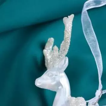 Ёлочная игрушка «Зимнее волшебство. Олень величие блеск» пластик, 9х12,5 см, белый