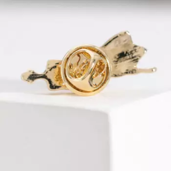 Значок "Девушка в платье", цвет белый в золоте