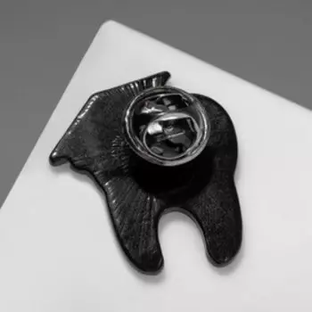 Значок «Зуб» в академической шапочке, цвет чёрно-белый в чёрном металле