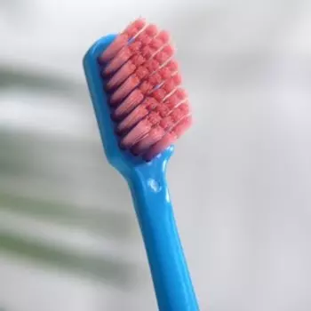 Зубная щетка «Медик» средней жесткости, биоразлагаемая, голубой + зеленый, 2 шт.