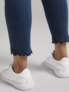 Skinny leg with lace detail