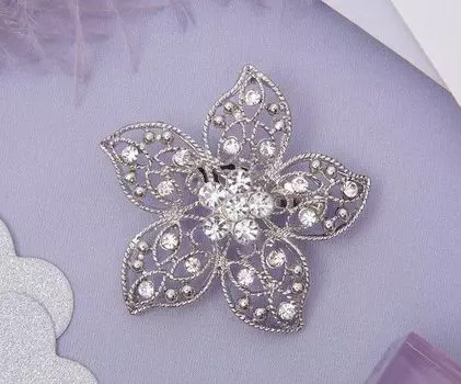 Брошь "Пятилистник", белая в серебре