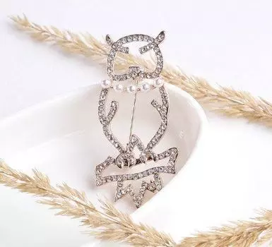 Брошь "Сова" лесная, белая в розовом золоте