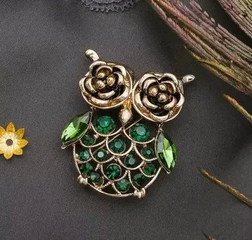 Брошь "Сова лесная", зеленая в золоте