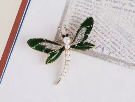 Брошь "Стрекоза" с усиками, бело-зеленая в золоте