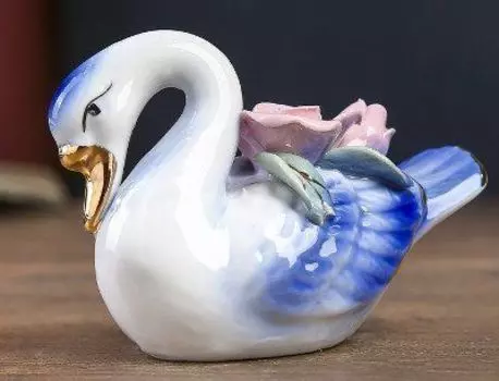 Фигурка "Лебедь с букетом роз", цветная со стразами