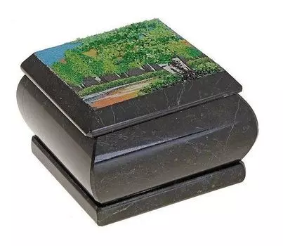 Шкатулка с рисунком на крышке