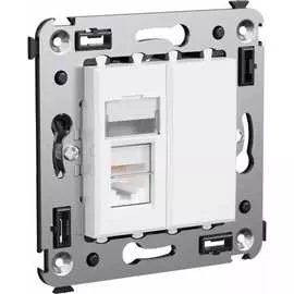 Одинарная розетка в стену DKC