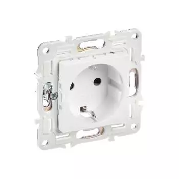 Розетка IEK SKANDY с защитными шторками 16А SK-R04W арктический белый SK-R14-16-K01