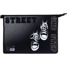 Универсальная пластиковая папка для тетрадей Calligrata Кеды 5496006