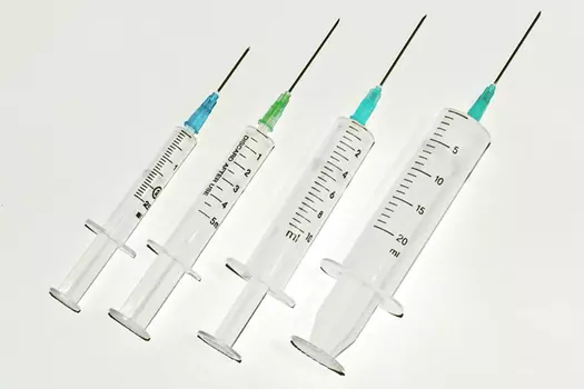 Шприц Луер инъекционный 3-х компонентный стерильный с иглой 0,6x32 2 мл