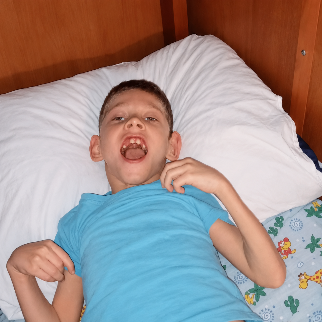 13-летнему Александру с ДЦП нужна специальная прогулочная коляска 