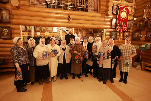 Социальная служба храма,  молодежь и учащиеся воскресной школы «Ковчег» традиционно поздравили с Рождеством Христовым старших прихожан .