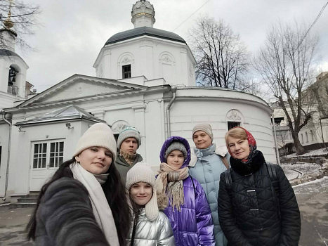 Дети и родители Воскресной школы храма Всех преподобных отцев Киево-Печерских  посетили театр Русской драмы, спектакль "Снежная королева",