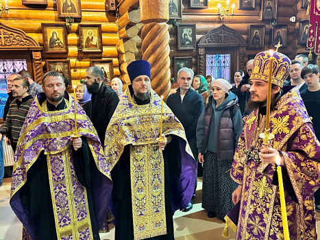 Епископ Раменский Алексий возглавил Всенощное бдение накануне престольного праздника храма Всех преподобных отцев Киево-Печерских в Старых Черёмушках 