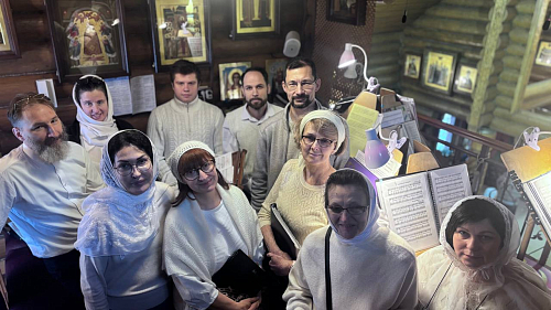 Божественная литургия с пением народного хора храма 