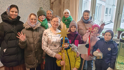 Социальная служба храма,  молодежь и учащиеся воскресной школы «Ковчег» традиционно поздравили с Рождеством Христовым старших прихожан .