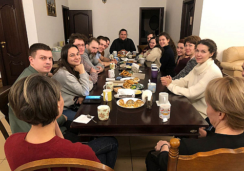 В Доме причта храма Всех преподобных отцев Киево-Печерских в Старых Черемушках состоялось молодежное чаепитие.