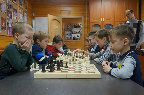 На базе воскресной школы "Ковчег" храма Всех Преподобных отцев Киево-Печерских в Старых Черемушках состоялся межприходской товарищеский матч по шахматам.