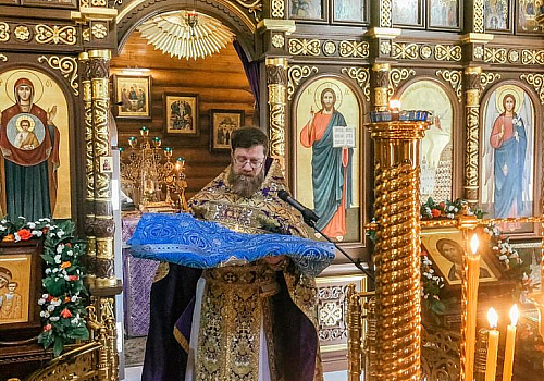 Приход храма  поздравил настоятеля храма иерея Алексея Петухова с днем Ангела