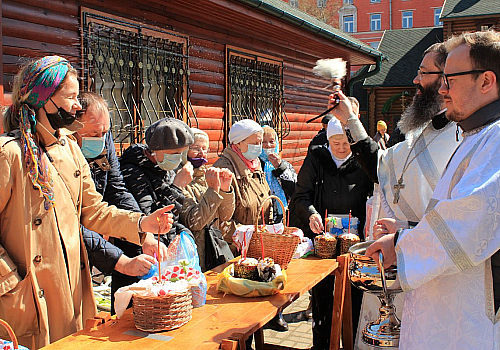 Освящение пасхальных куличей. 