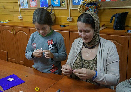 Занятия по вышивке и бисероплетению.