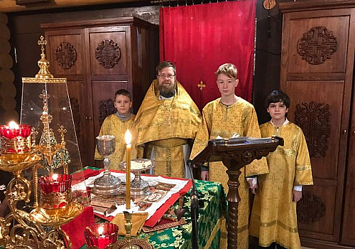 Воспитанники средней группы Воскресной школы храма     проходят пономарское послушание.
