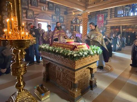 В Великий Пяток в храме Всех преподобных отцев Киево- Печерских была совершена  вечерня с выносом Плащаницы Спасителя
