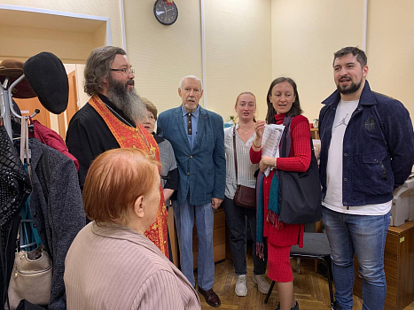 Иерей Антоний Фукс с певчими праздничного хора храма посетили с поздравлениями участников Всероссийского общества инвалидов.