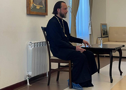 В храме Всех преподобных отцев Киево-Печерских в Старых Черемушках состоялась очередная встреча с иеромонахом Симеоном (Мазаевым), посвященная второй и третьей заповедям Декалога.