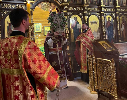 Праздник  Происхождения (изнесения) честных древ Животворящего Креста Господня