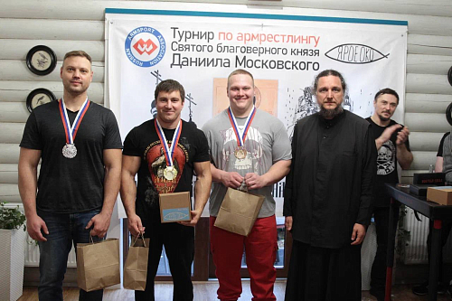 На приходе храма Всех Преподобных отцев Киево-Печерских  состоялся турнир имени Святого благоверного князя Даниила Московского по армрестлингу.