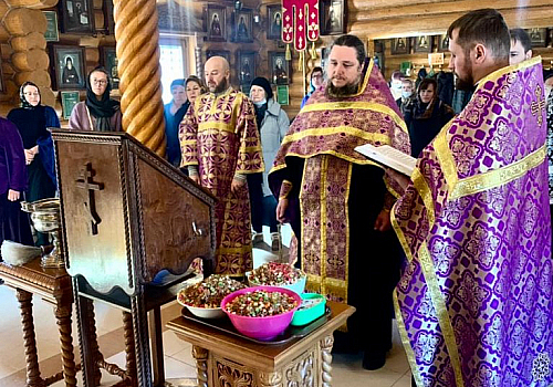 В день памяти святого великомученика Феодора Тирона в храме Всех Преподобных Отцев Киево-Печерских в Старых Черемушках освятили коливо.