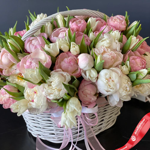 Фото 1: Букет из 25 розовых пионов, 25 белых пионов и 50 белых тюльпанов . Сервис доставки цветов AzaliaNow