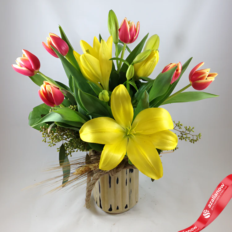 Фото 1: Букет из 6 желто-красных тюльпанов и 3 желтых лилий. Сервис доставки цветов AzaliaNow