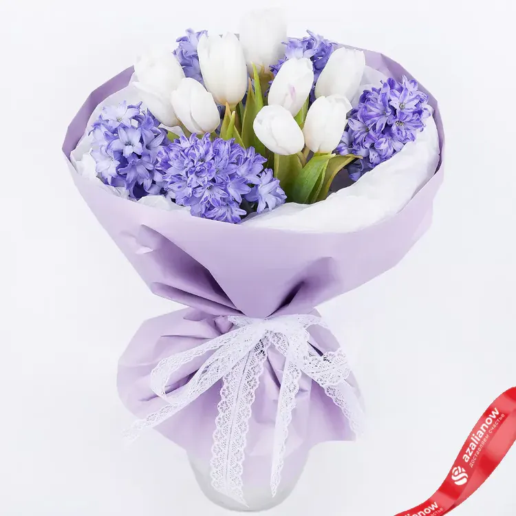 Букет из белых тюльпанов и синих гиацинтов «Весенний вальс»